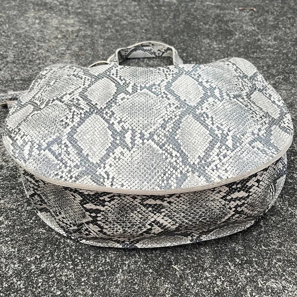 Snake Print Grey/White ite Round Tote with matching tassel